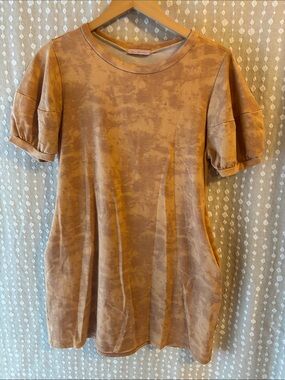 Ces Femme Short Sleeve Mini Dress in Warm Tan Tie-Dye